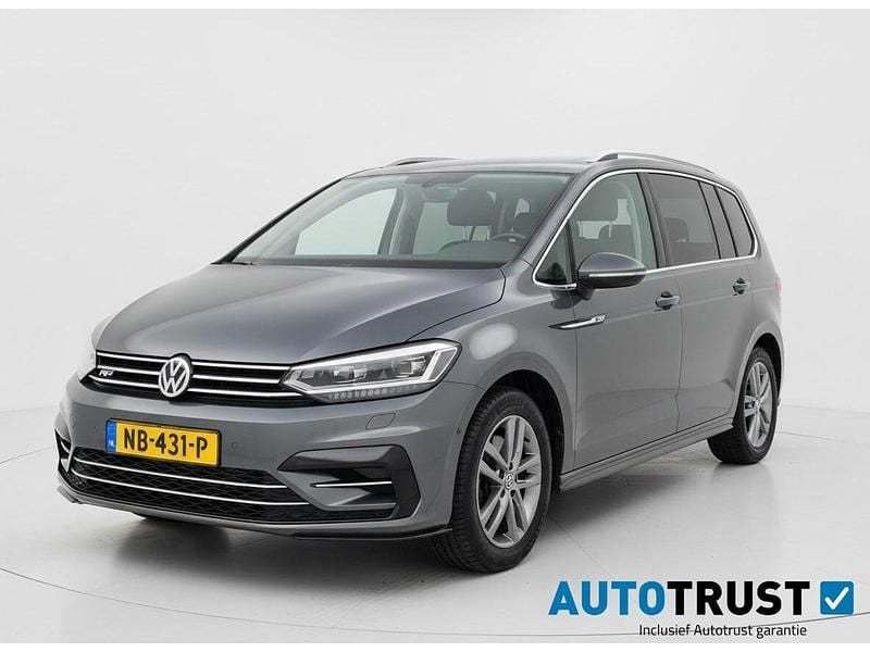 Grijs Occasion 2017 VW Touran Highline MPV | € 16.940 (Goede deal) - Afbeelding 1/4