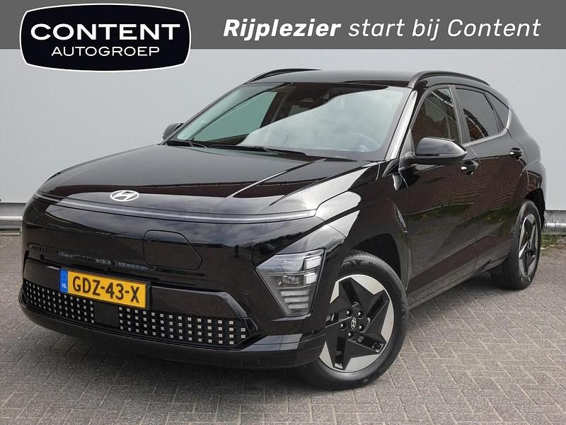 Zwart metallic Gebruikt 2024 Hyundai Kona Comfort SUV | € 32.940 - Afbeelding 1/4