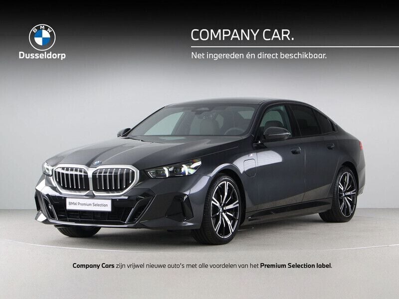 Grijs Gebruikt 2025 BMW 530e M Sport Sedan | € 78.646 - Afbeelding 1/4