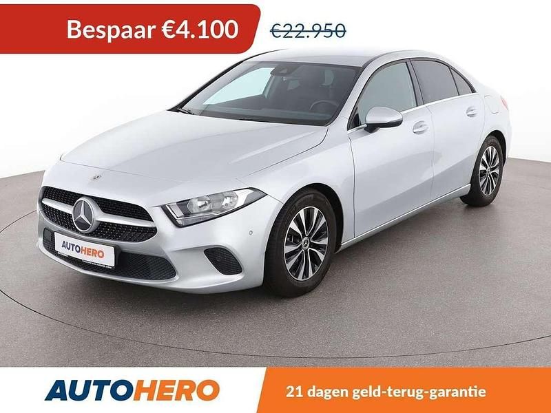Grijs Gebruikt 2020 Mercedes A200 Style Sedan | € 19.049 - Afbeelding 1/3
