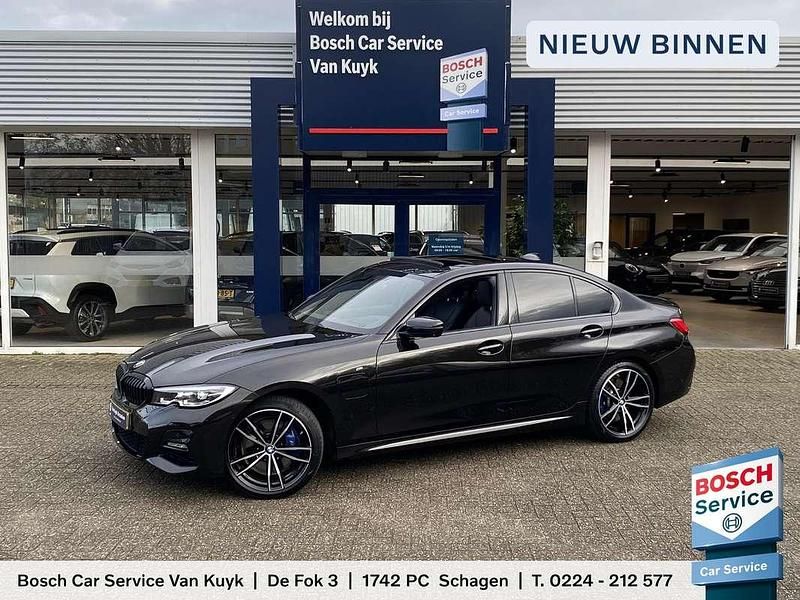 Zwart Gebruikt 2019 BMW 330e Executive Sedan | € 32.740 (Eerlijke prijs) - Afbeelding 1/4