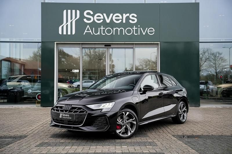 Zwart Nieuw 2025 Audi A3 Sportback e-tron Ambiente Hatchback | € 46.988 (Eerlijke prijs) - Afbeelding 1/4