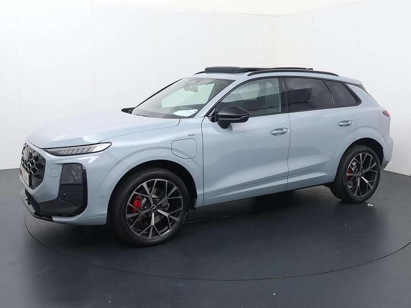Grijs Nieuw 2025 Audi Q3 Comfort SUV | € 65.840 (Duur) - Afbeelding 1/4