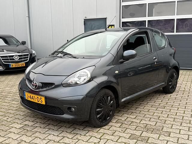 Grijs Gebruikt 2006 Toyota Aygo Hatchback | € 1.595 (Goede deal) - Afbeelding 1/4