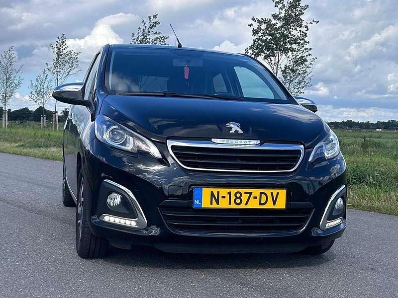 Zwart Gebruikt 2021 Peugeot 108 Allure Hatchback | € 8.750 (Eerlijke prijs) - Afbeelding 1/4