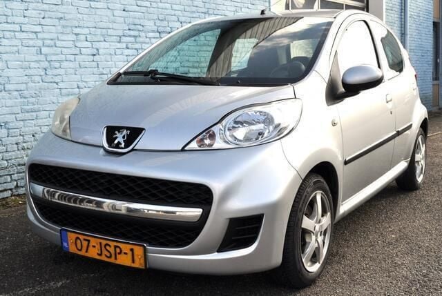 Grijs, metallic lak Gebruikt 2009 Peugeot 107 Hatchback | € 1.950 (Eerlijke prijs) - Afbeelding 1/4