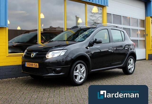Zwart Gebruikt 2013 Dacia Sandero Lauréate Hatchback | € 4.600 (Eerlijke prijs) - Afbeelding 1/4