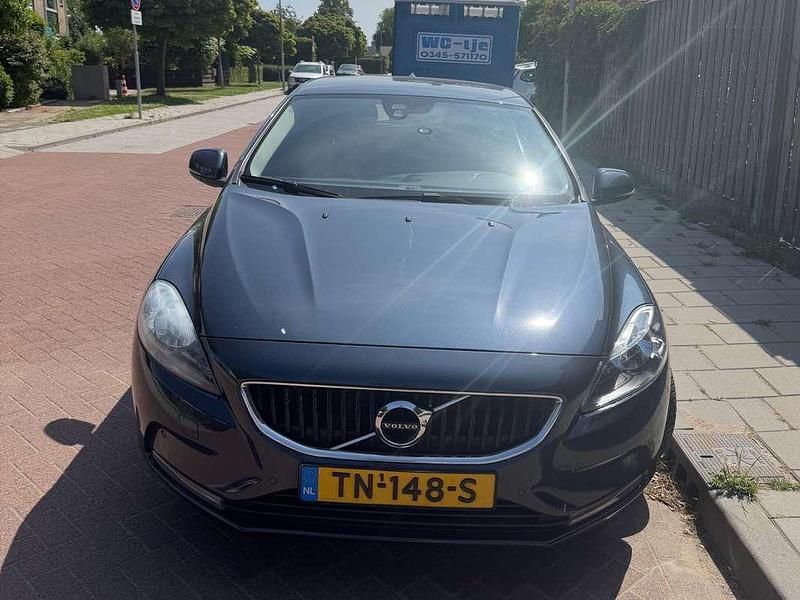 Blauw Gebruikt 2017 Volvo V40 Momentum Stationwagen | € 12.500 (Eerlijke prijs) - Afbeelding 1/4