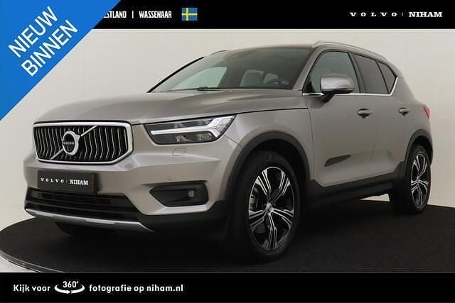 Grijs, metallic lak Gebruikt 2022 Volvo XC40 Inscription SUV | € 42.890 (Iets duurder) - Afbeelding 1/4
