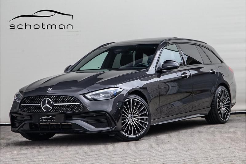 Grijs (metallic) Gebruikt 2022 Mercedes C300 AMG Line Premium Plus Stationwagen | € 41.500 (Iets duurder) - Afbeelding 1/4