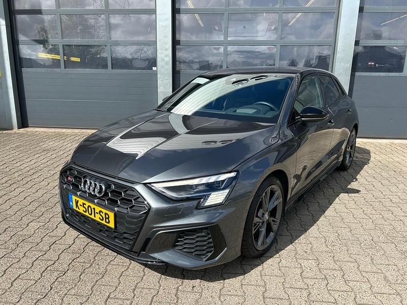 Grijs (metallic) Occasion 2021 Audi S3 Sportback Hatchback | € 44.835 (Eerlijke prijs) - Afbeelding 1/4