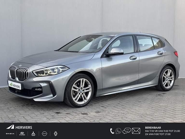 Skyscraper grau metallic (c4w) (grijs metallic) Occasion 2024 BMW 118 M Sport Hatchback | € 27.485 (Super prijs) - Afbeelding 1/4