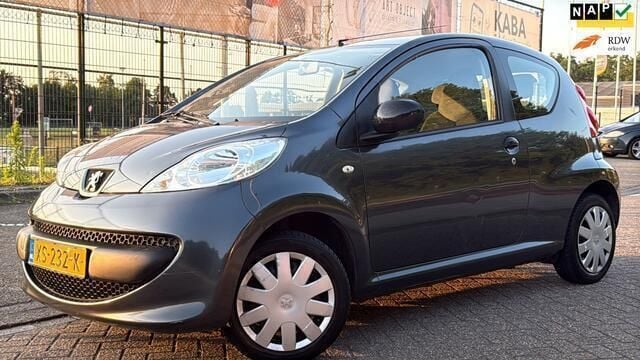 Grijs Gebruikt 2006 Peugeot 107 Hatchback | € 1.449 (Eerlijke prijs) - Afbeelding 1/4