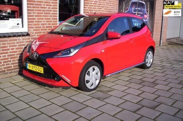 Rood Gebruikt 2014 Toyota Aygo X-play Hatchback | € 5.990 (Eerlijke prijs) - Afbeelding 1/4