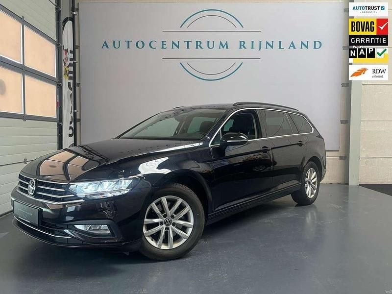Zwart Gebruikt 2023 VW Passat Business Stationwagen | € 23.999 (Super prijs) - Afbeelding 1/3