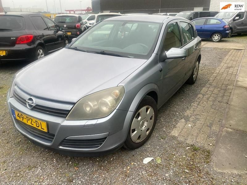 Grijs (metallic) Gebruikt 2005 Opel Astra Enjoy Hatchback | € 495 - Afbeelding 1/4