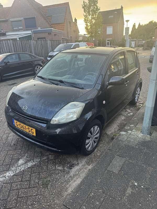 Zwart Gebruikt 2006 Daihatsu Sirion Hatchback | € 1.400 (Eerlijke prijs) - Afbeelding 1/4