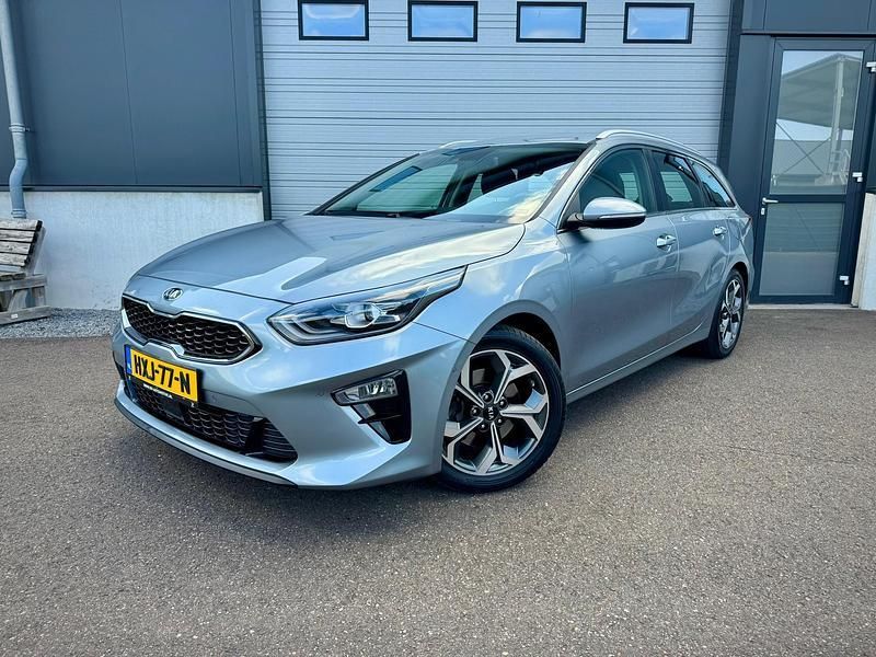 Grijs Gebruikt 2018 Kia Ceed Stationwagen | € 17.250 (Eerlijke prijs) - Afbeelding 1/4