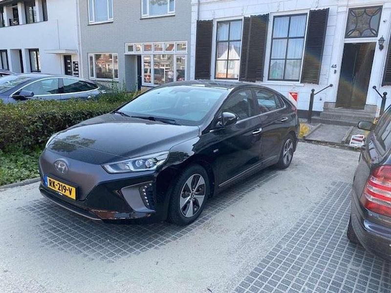 Zwart Gebruikt 2018 Hyundai Ioniq Premium Sedan | € 13.650 (Eerlijke prijs) - Afbeelding 1/4