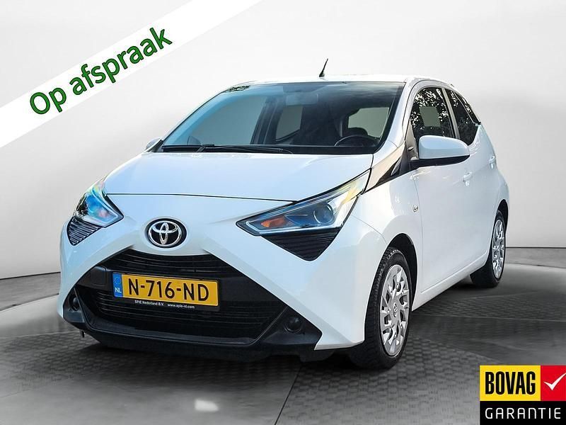 Wit Gebruikt 2022 Toyota Aygo X-play Hatchback | € 13.200 (Super prijs) - Afbeelding 1/4