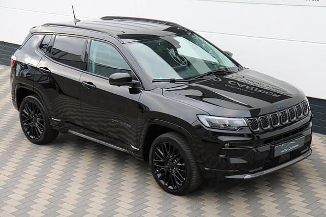 Zwart, metallic lak Gebruikt 2022 Jeep Compass SUV | € 27.945 (Eerlijke prijs) - Afbeelding 1/4