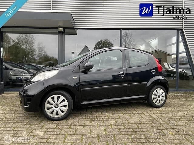 Zwart Gebruikt 2010 Peugeot 107 Urban Move Hatchback | € 3.247 (Eerlijke prijs) - Afbeelding 1/4