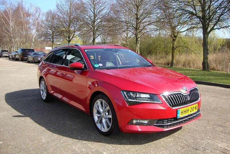 Rood Gebruikt 2016 Skoda Superb LAURIN & KLEMENT Stationwagen | € 23.500 (Eerlijke prijs) - Afbeelding 1/4