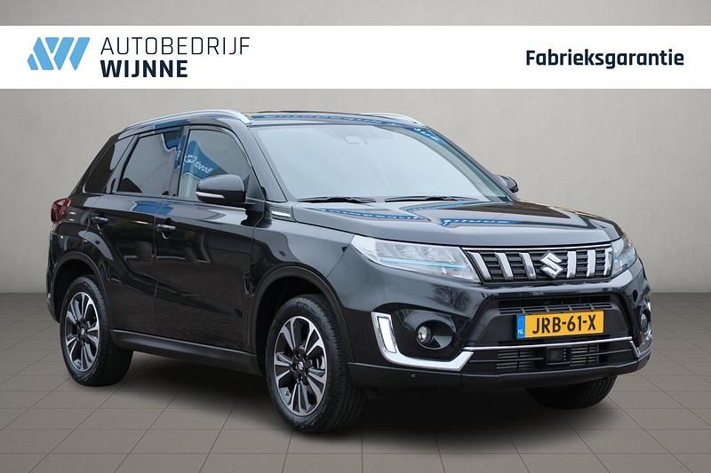Zwart Occasion 2025 Suzuki Vitara Style SUV | € 27.430 (Eerlijke prijs) - Afbeelding 1/4