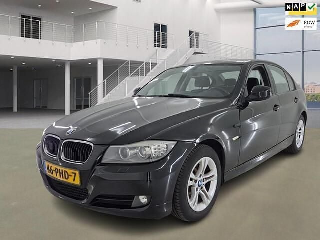 Zwart Gebruikt 2011 BMW 318 Sedan | € 5.599 (Goede deal) - Afbeelding 1/4