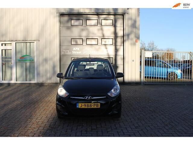 Zwart (metallic) Occasion 2012 Hyundai i10 Hatchback | € 1.999 (Eerlijke prijs) - Afbeelding 1/4