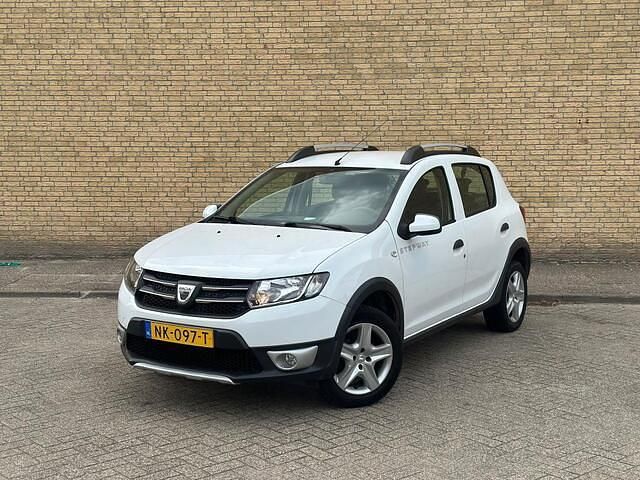 Wit Gebruikt 2013 Dacia Sandero Lauréate Hatchback | € 3.999 (Eerlijke prijs) - Afbeelding 1/4