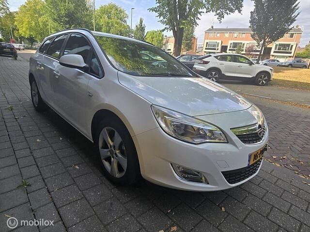 Wit Gebruikt 2011 Opel Astra Edition Stationwagen | € 3.495 (Eerlijke prijs) - Afbeelding 1/3