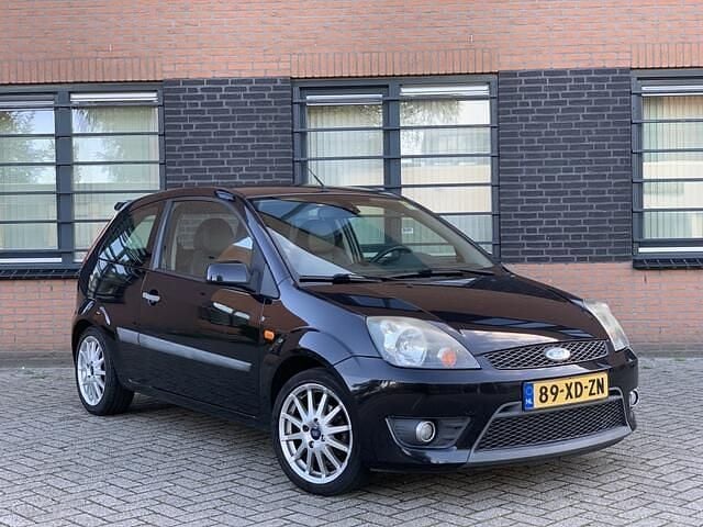 Zwart Gebruikt 2007 Ford Fiesta Hatchback | € 1.999 (Eerlijke prijs) - Afbeelding 1/4