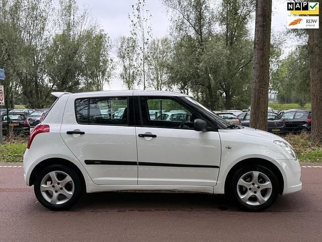 Wit Gebruikt 2005 Suzuki Swift Hatchback | € 1.399 (Goede deal) - Afbeelding 1/4