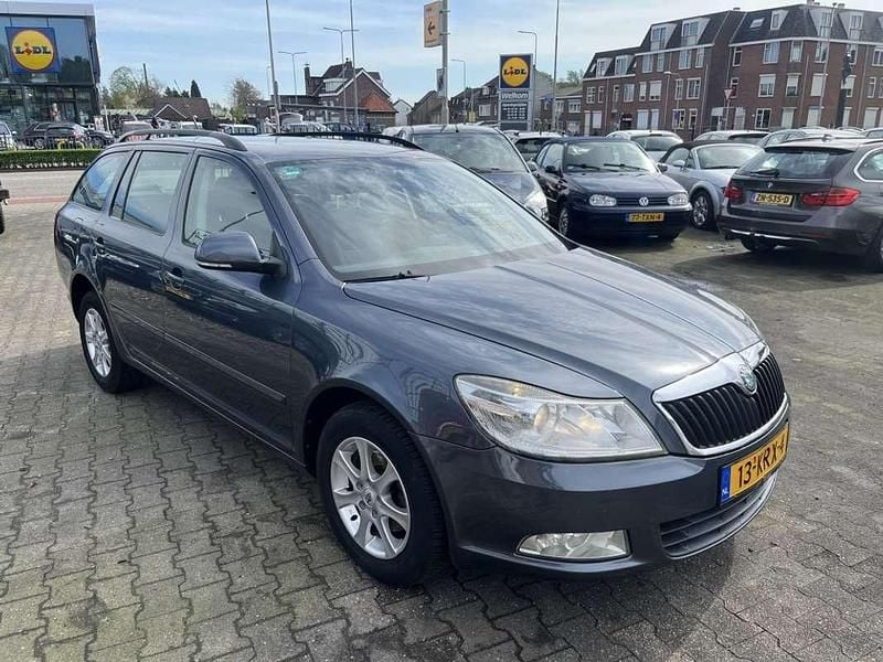 Grijs Gebruikt 2010 Skoda Octavia Ambition Stationwagen | € 3.990 (Eerlijke prijs) - Afbeelding 1/4