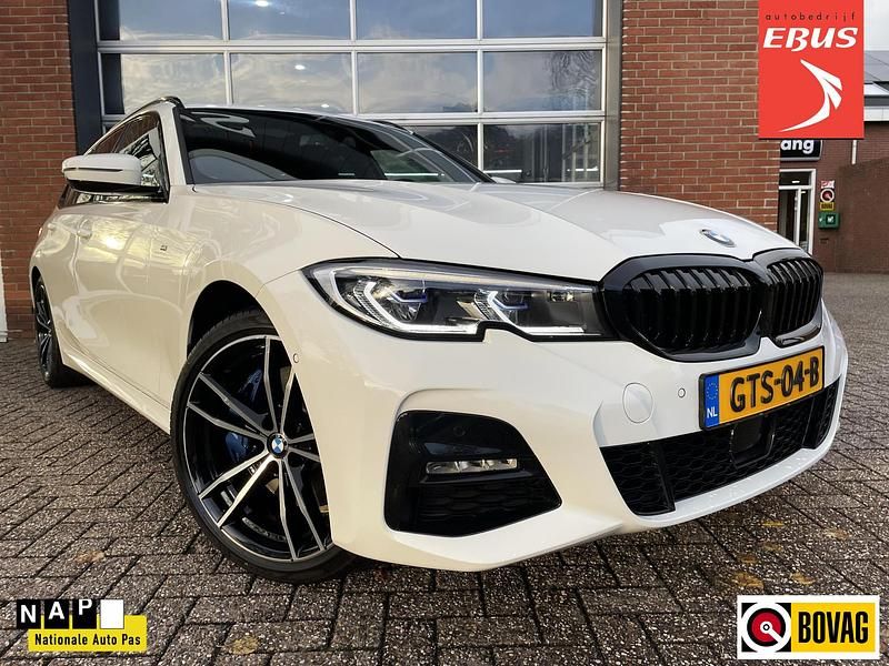 Wit Gebruikt 2021 BMW 330e Executive Stationwagen | € 35.750 - Afbeelding 1/4