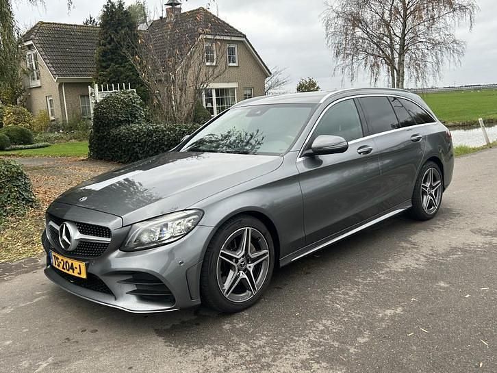 Grijs Gebruikt 2018 Mercedes C220 AMG Stationwagen | € 20.000 (Eerlijke prijs) - Afbeelding 1/4