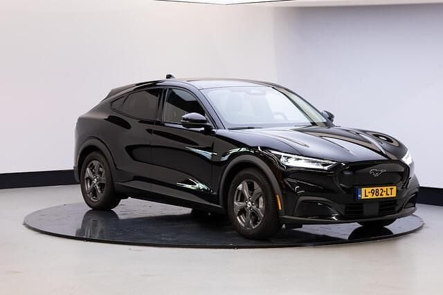 Zwart Gebruikt 2021 Ford Mustang Mach-E SUV | € 25.950 (Goede deal) - Afbeelding 1/4
