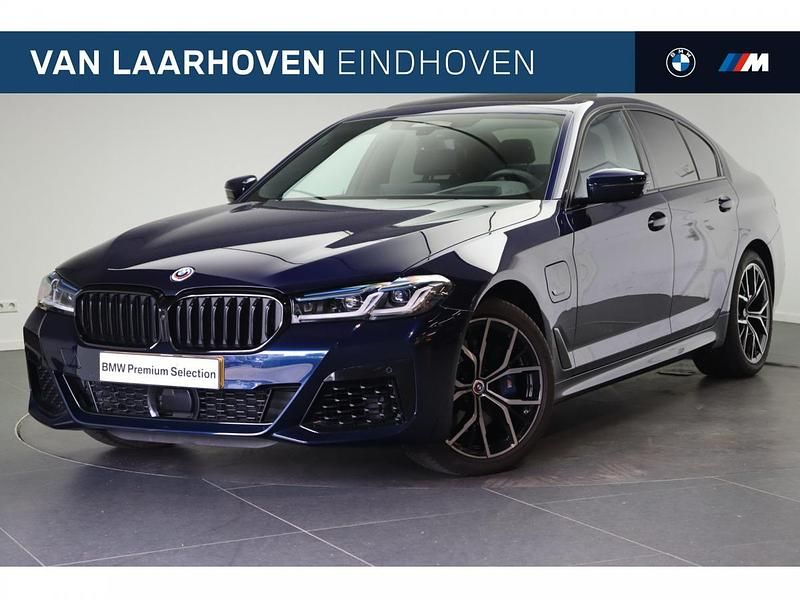 Tansanit (blauw metallic) Gebruikt 2023 BMW 530e Comfort Edition Sedan | € 54.950 (Duur) - Afbeelding 1/4