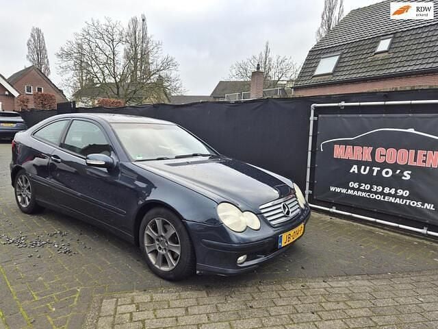 Zwart (metallic) Gebruikt 2002 Mercedes C230 Coupé | € 1.149 - Afbeelding 1/4