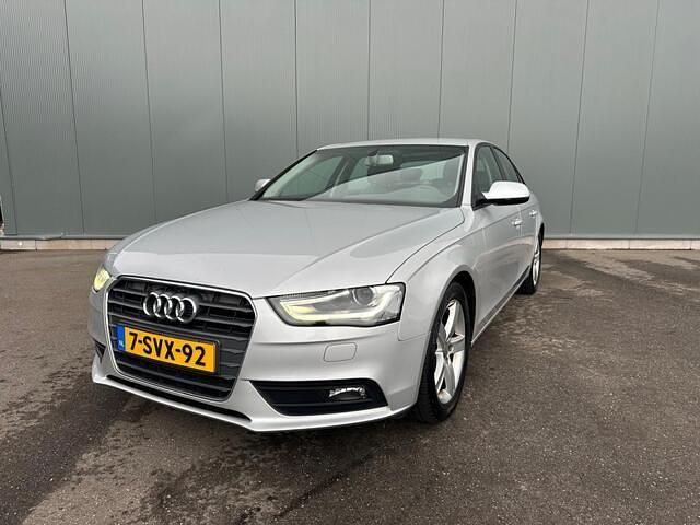 Grijs (metallic) Gebruikt 2013 Audi A4 Sedan | € 6.495 (Goede deal) - Afbeelding 1/4