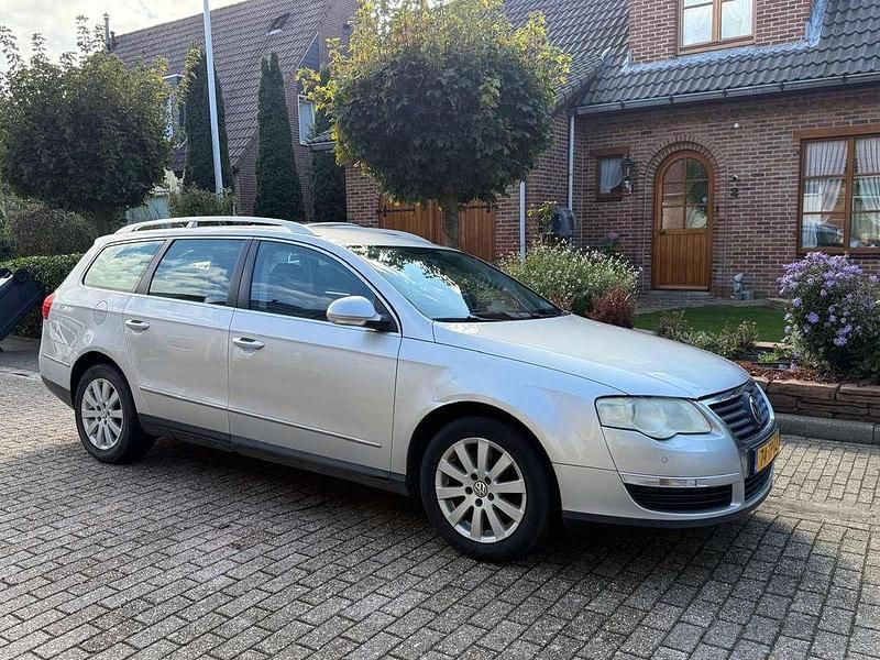 Grijs Occasion 2007 VW Passat Comfortline Stationwagen | € 2.600 (Goede deal) - Afbeelding 1/4