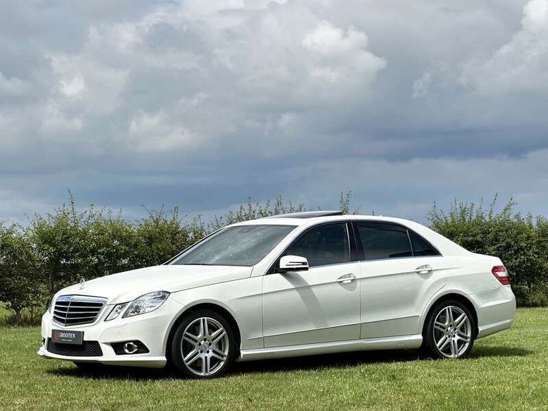 Wit, metallic lak Gebruikt 2009 Mercedes E500 AMG Sedan | € 39.950 - Afbeelding 1/4