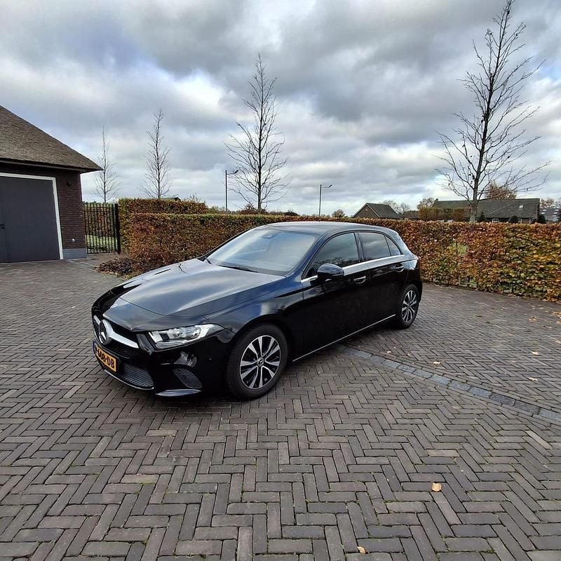 Zwart Gebruikt 2019 Mercedes A180 Business Hatchback | € 22.500 (Goede deal) - Afbeelding 1/4