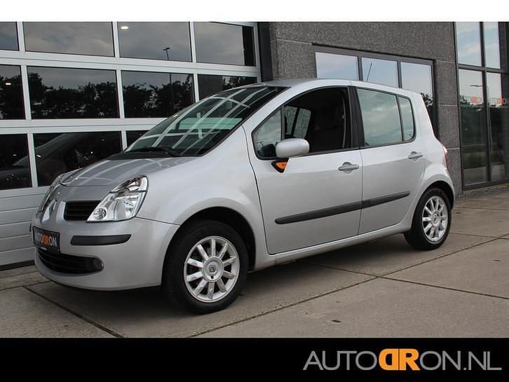 Grijs, metallic lak Gebruikt 2007 Renault Modus MPV | € 1.750 (Eerlijke prijs) - Afbeelding 1/3