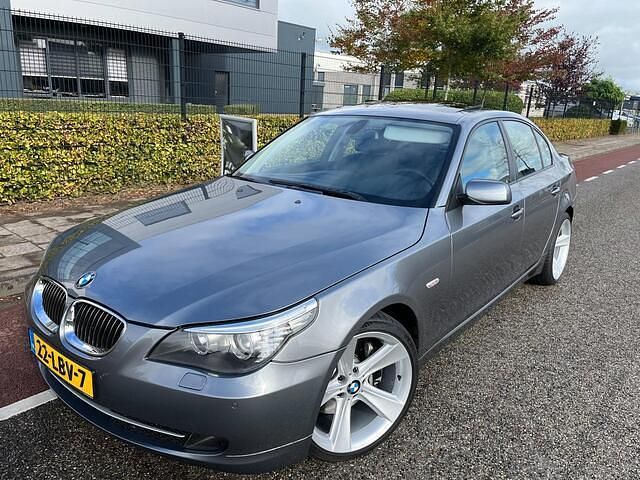 Grijs Gebruikt 2008 BMW 540 Sedan | € 17.995 - Afbeelding 1/4