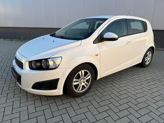 Wit Gebruikt 2014 Chevrolet Aveo LT Hatchback | € 2.499 (Eerlijke prijs) - Afbeelding 1/4