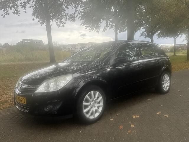 Zwart Gebruikt 2008 Opel Astra Hatchback | € 2.295 (Eerlijke prijs) - Afbeelding 1/4