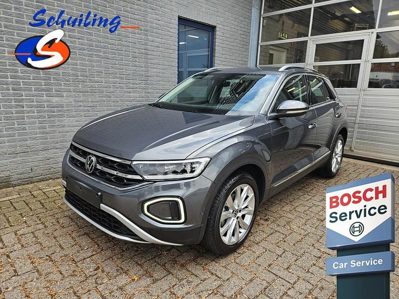 Grijs Gebruikt 2024 VW T-Roc Style SUV | € 33.200 (Eerlijke prijs) - Afbeelding 1/4