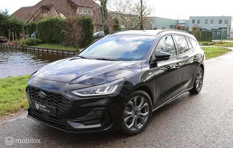 Zwart Gebruikt 2023 Ford Focus ST-Line X Stationwagen | € 24.995 (Goede deal) - Afbeelding 1/4